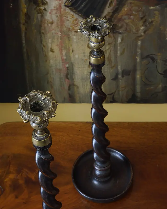 COPPIA DI CANDELIERI A TORCIGLIONE