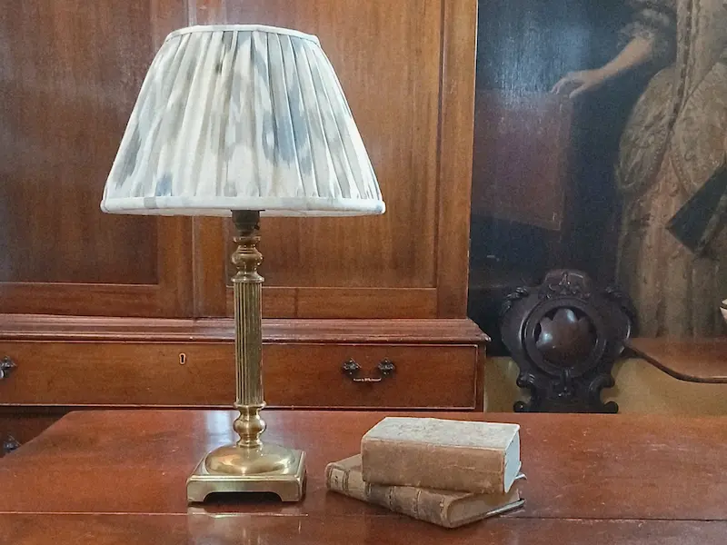 LAMPADA DA TAVOLO IN OTTONE A COLONNA