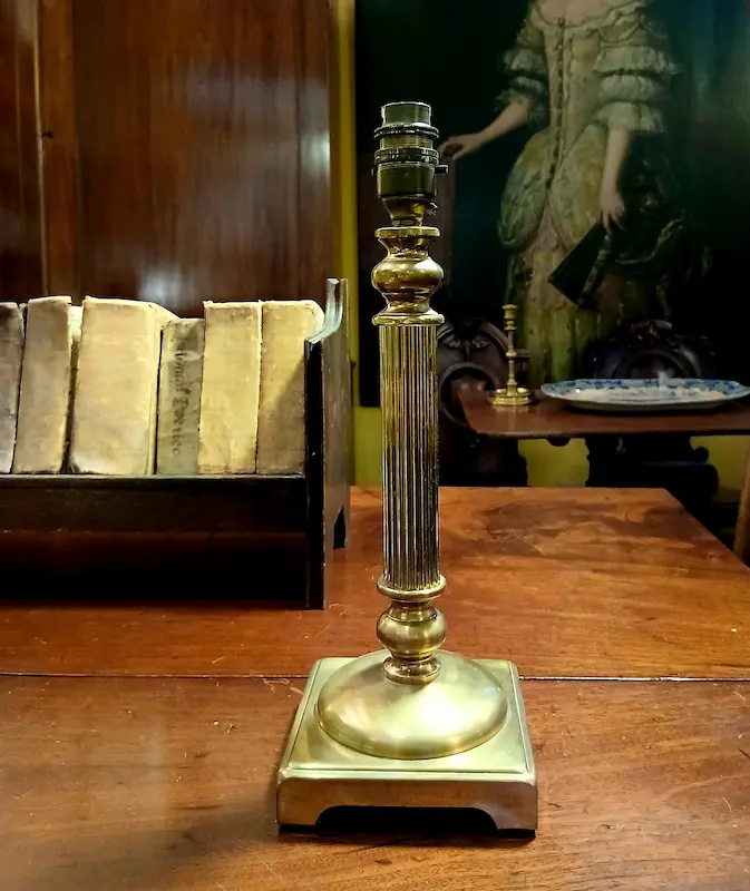 LAMPADA DA TAVOLO IN OTTONE A COLONNA