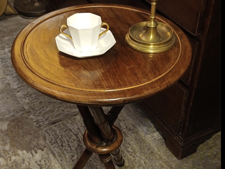 TAVOLINO VITTORIANO IN NOCE